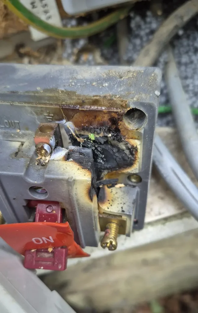 Meter box neutral fault Bloxham Burnt neutral terminal in meter box causing electrical fault in Bloxham