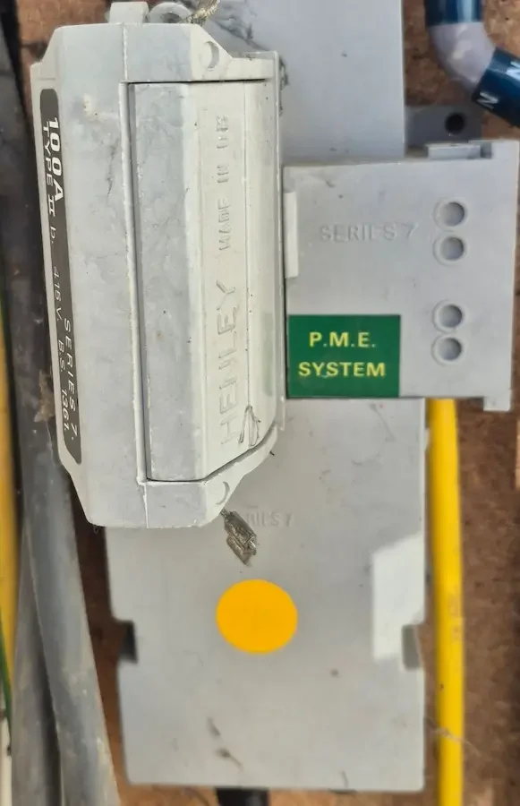 100A service fuse and PME supply head on a domestic electrical installation