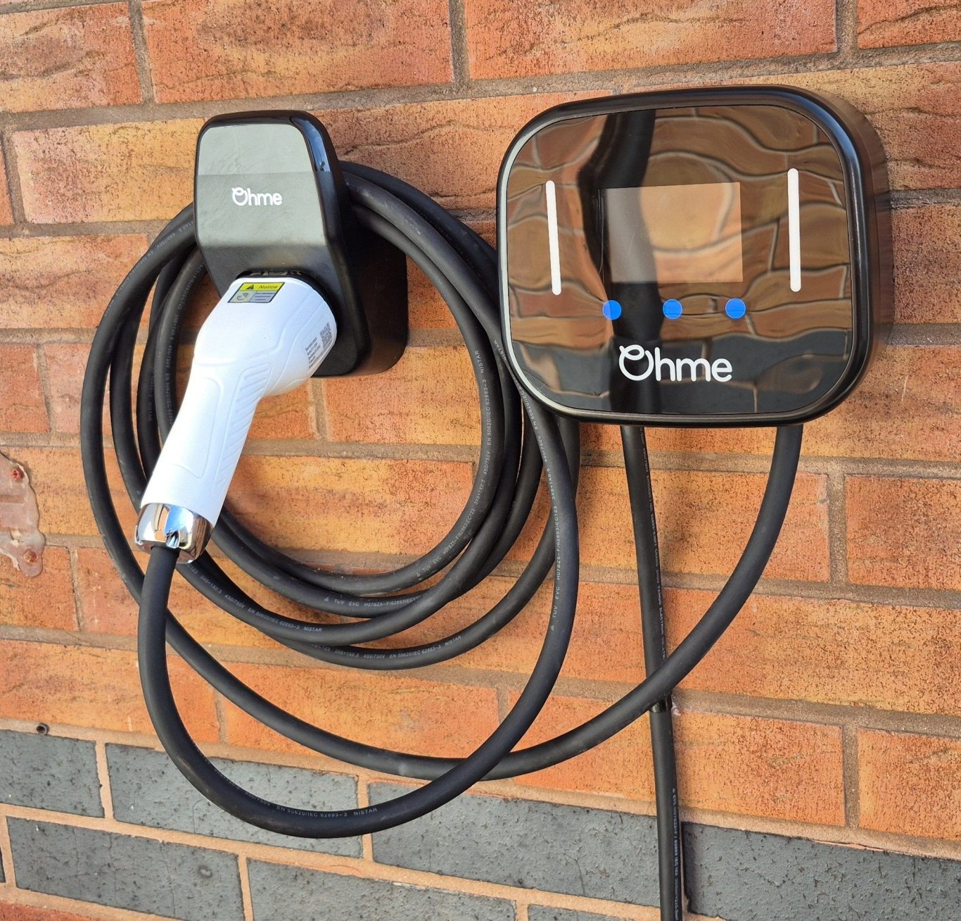 Ohme EV charger charging an electric vehicle at a property in Adderbury near Banbury. Professionally installed with neat cable routing and fully tested by RW Currion Electrical. Ohme EV charger charging an electric vehicle at a home in Adderbury near Banbury
