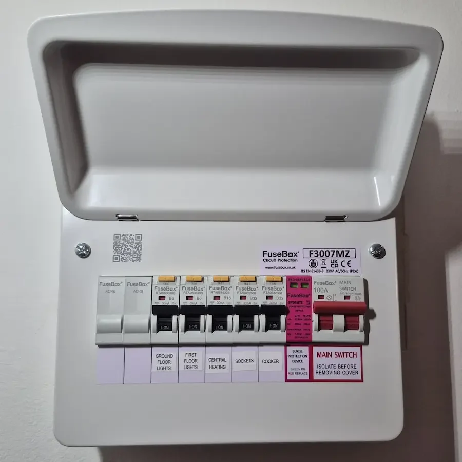 RCBO Consumer Unit Upgrade – Professional Electrical Installation by RW Currion Electricalin Banbury Upgraded RCBO consumer unit providing individual circuit protection in a Banbury rental property.
