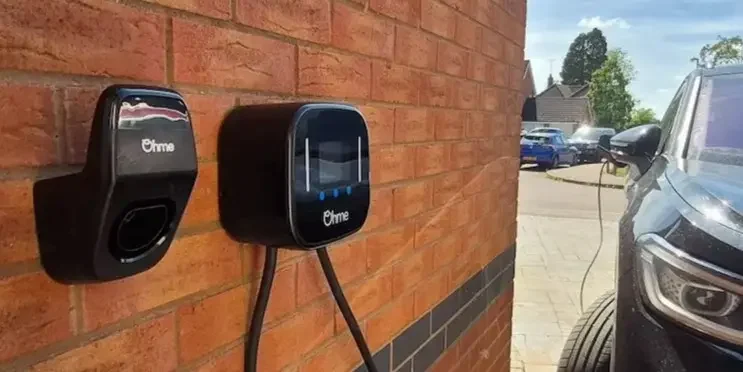 Ohme EV charger charging an electric vehicle at a property in Adderbury near Banbury. Professionally installed with neat cable routing and fully tested by RW Currion Electrical. Ohme EV charger charging an electric vehicle at a home in Adderbury near Banbury